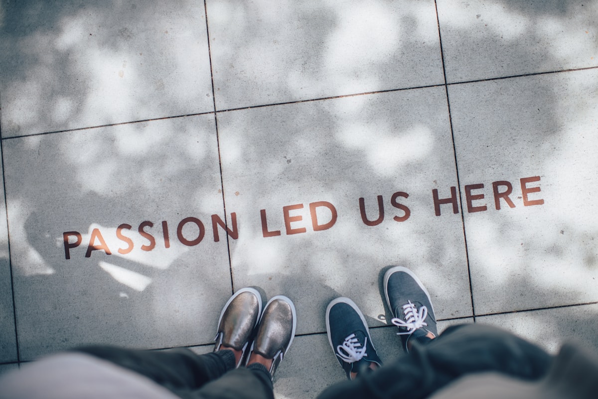 Zwei Personen auf grauem Fliesenpflaster — Foto von Ian Schneider auf Unsplash